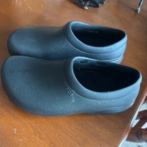 CROCS women’s/mens  Black Slip-On Clogs size7/9
